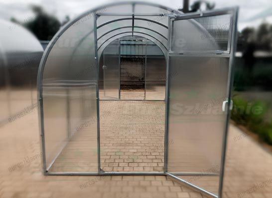 Mała szklarnia poliwęglanowa widok boczny