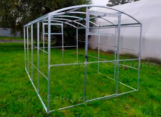 Szklarnia Nike w ogrodzie